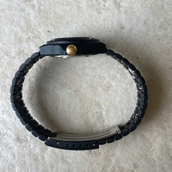 Armitron lady battery water resistant 330ft - Picture 4 of 5